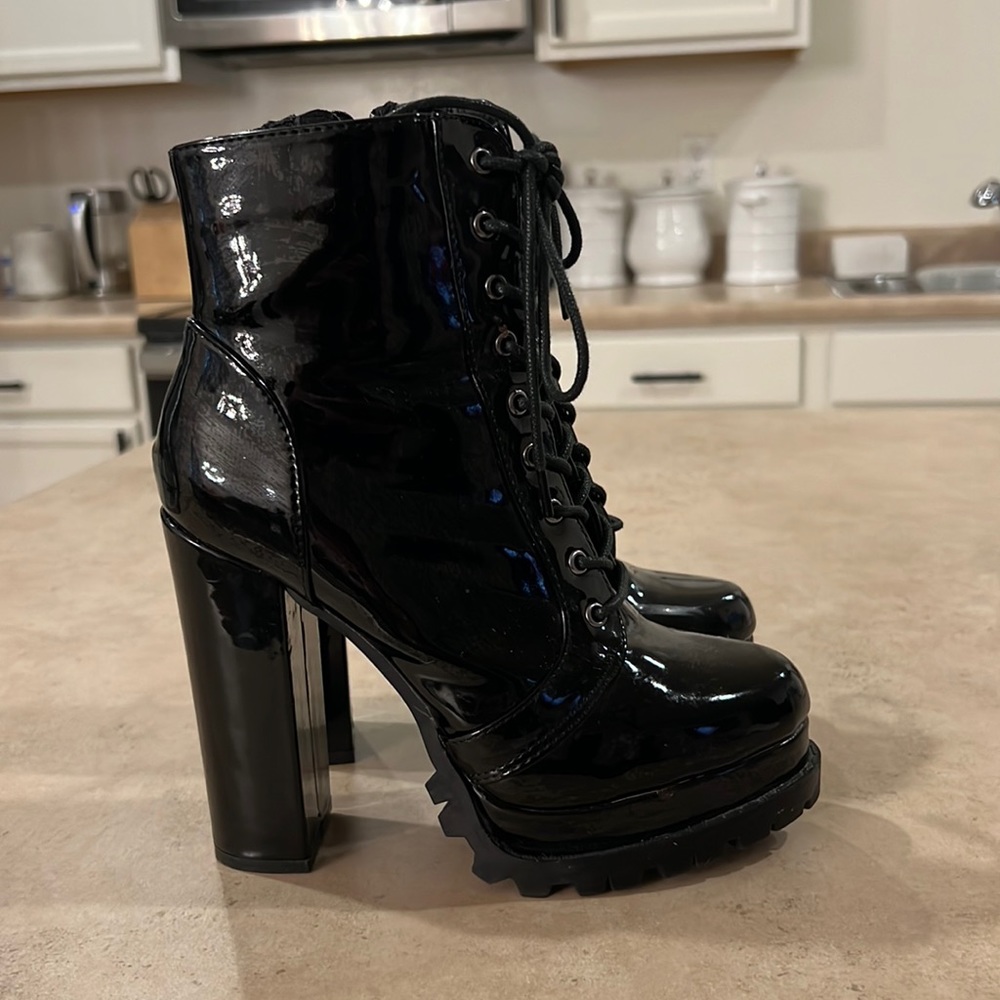 Go jane boots 👢 🖤💋 size 6